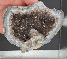 Druse mit Rauchquarz, blauem Chalcedon und einem Soliton Bergkristall