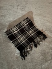 Dunkelblau-weiß Karrierter