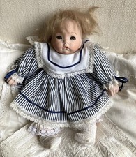 Süße alte Porzellankopfpuppe