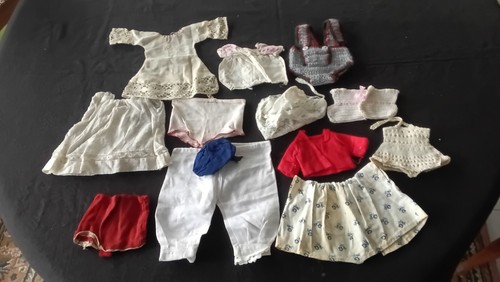 Diverse alte puppenkleider - diverse,
