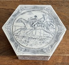 Vintage Comoy’s Of London Faux Scrimshaw Schmuckschatulle mit Deckel Topf Pferderennen