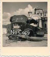 Foto WK2 Russland Wegweiser auf Schrott Auto X217