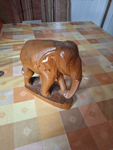 Elefant aus holz - elefant,