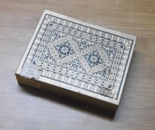 goldene Blechdose mit