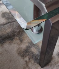 couchtisch glas mit Metallfüssen und Ablage aus Milchglas 