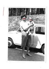 Frau mit Kind vor Auto mit Faltdach Goggo ?  VW Käfer ?Oldtimer PKW  Vintage