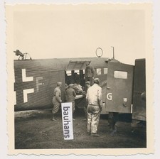 Foto Russland Flugzeug Ju 52 verletzte Soldaten, Krankenwagen 2.WK  (9882a)