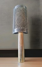 käsereibe aus Silber mit Horngirff. 