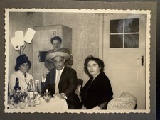 Orig. 50er-Jahre Foto – Wohnzimmer-Szene mit Gästen, Deko & Retro-Möbeln