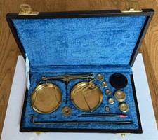 Schöne kleine antike Apothekerwaage mit Gewichten in Transportbox