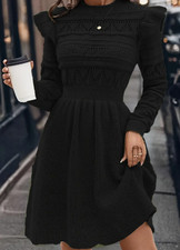 Elegantes Damenkleid mit langen Ärmeln - A-Linie mit Rüschen am Ausschnitt