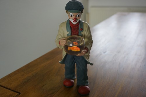 Gilde clown mit goldfischglas - clown,