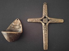 Kreuz Und Weihwasserbecken