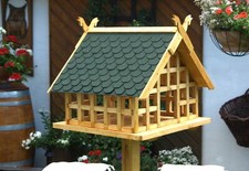 Vogelhaus XXL Fachwerk  "Niedersachsen" mit grünen Schindeln und Pferdeköpfen