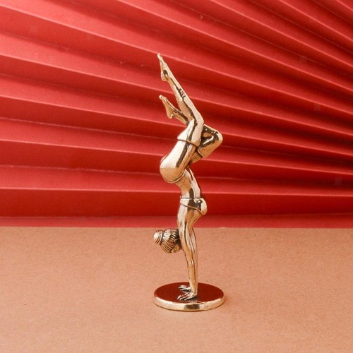 Mädchen-Pose-Statue