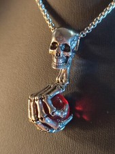 Halskette in Silber Scull Gothic Totenkopf Hand Knochen auffällig groß Hexe