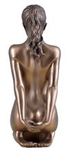 Weiblicher Akt Entspannung Frau kniet Hände hinten bronziert Figur Skulptur