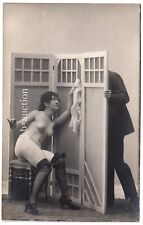 LUSTIGE NACKTE FRAU HINTER PARAVENT WIRD BEOBACHTET Aktfoto * Foto-AK um 1920