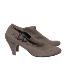 Graceland, Stiefeletten