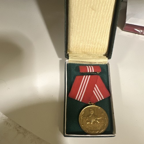 Ddr medaille mit rot weißem - ddr, rot-weißem