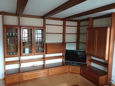 Anbauwand Cordoba in Nussbaum mit indirekter Beleuchtung und kleiner Minibar