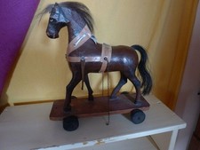 Antikes Ziehpferd auf Rollen