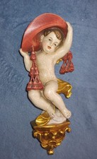 Edler gefasster und bemalter Putten Engel auf Wandsockel