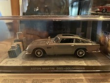 James Bond Modellautos Sammlung – 28 Fahrzeuge im Maßstab 1:43 – OVP in Vitrinen