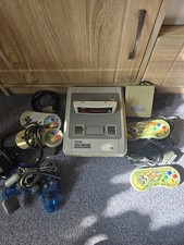 SNES Konsole mit 5 Controllern
