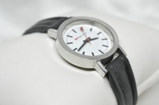 Mondaine Armbanduhr, Bahnhofsuhr,SBB CFF FFS, schwarzes Lederband, die Uhr läuft