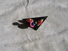 Brosche / Anstecknadel aus Holz mit bunten Holzperlen