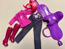 Barbie Reiter Kleidung Turnier Jacke, Hose,Stiefel,Helm,Pferde Sattel