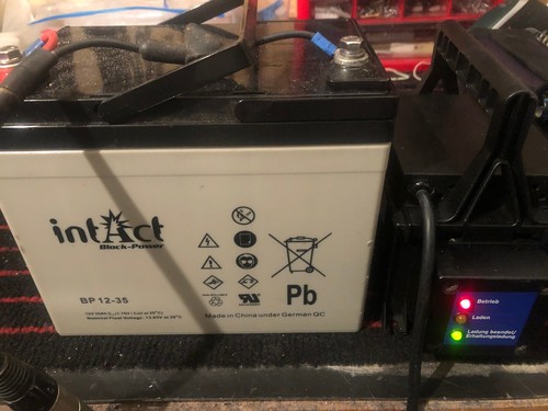 Batterie mit kabel - kabel, +