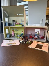 Haba Little Friends Puppenhaus mit vielen Figuren und Einrichtung