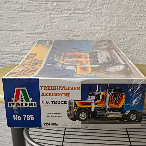 Italeri freightliner aerodyne - italeri,