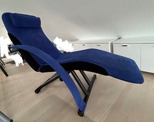 Dunkelblaue, bequeme Relax-Liege mit kl. Kopfkissen, ideal zum Träumen od. Lesen