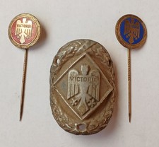 2 PIN, Anstecknadeln