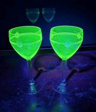 2 antike Jugendstil Weingläser Uranglas Ätzdekor 