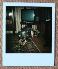 Vintage Polaroid Foto Snapshot Mutter kniet unter dem Fernseher 1970er Germany