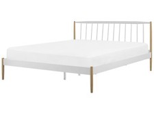 Minimalistisches Metallbett