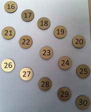 50x gravierte Tischnummern