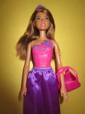 B212)SÜSSE BRÜNETTE BARBIE MATTEL KRONE+FESTER BODY+VIOLETTER ROCK+SCHUHE+TASCHE