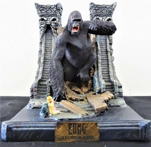 Weta king kong burst through - kong,