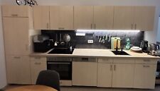 Küche mit Backofen, Spülmaschine Und Kleine Einbaukühlschrank Zu Verkaufen 