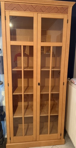 Vitrinenschrank