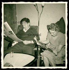 Mann und Frau lesen Zeitung am Nierentisch - 1960er Momentaufnahme - Foto 9x9cm