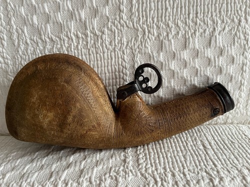 Pulverhorn vermutl aus leder - aus,