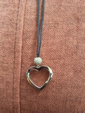 JETTE Damenschmuck, Lederkette mit Herz und Svarovski-Kugel, 925er Sterlingsilbe