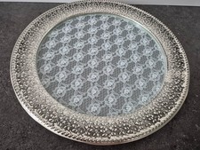 Serviertablett mit verschnörkeltem Rand und Rosenmotiv am Boden