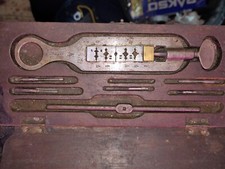 Antiker Gewindeschneidbohrer Satz mit Schneideisen in einem Holzkasten